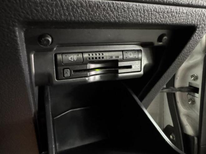 ヴェルファイア２．４Ｚ　後期型　禁煙車　純正リアフリップダウンモニター　純正１８インチＡＷ　社外１６ＡＷ＋スタッドレスタイヤ　両側パワースライドドア　純正ナビ　地デジ　ＤＶＤ再生　Ｂｌｕｅｔｏｏｔｈオーディオ　バックカメラ 4WD 2400 5Dr