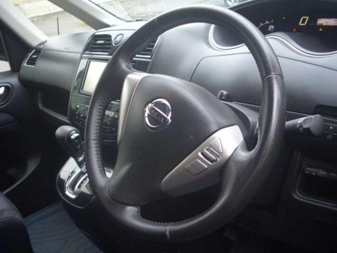 セレナ2.0 ハイウェイスター Vセレクション 4WD　フルセグナビ　Rカメラ　両面パワースライドHID　HID 2000