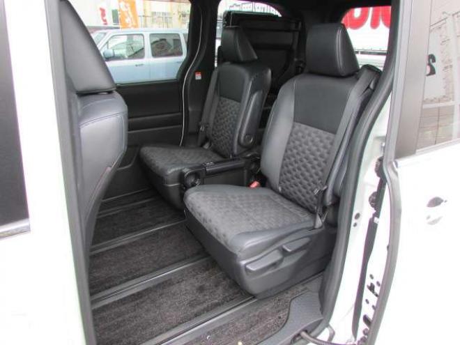 ヴォクシー2.0 S-Z 4WD　GRエアロ/WORK20インチアルミホイール/RSR車高調/純正ナビ/フルセグTV/バックカメラ/両側パワースライドドア/レーダークルーズコントロール/純正フリップダウンモニター/ビルトインETC 2000