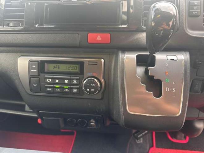 ハイエースバン2.8 スーパーGL ダークプライムII ロングボディ ディーゼルターボ 4WD　社外センターコンソール ステアリングスイッチ 車線逸脱防止 横滑り防止 両側PS オートハイビーム ETC 11インチDA Bカメラ デジタルインナーミラー ドライブレコーダーベッドキット リアヒーター&クーラー  DPF 2800