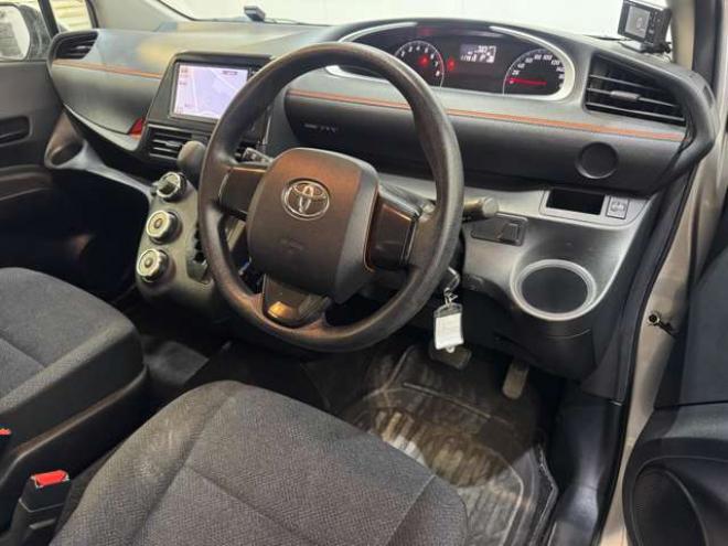 シエンタ1.5 X Vパッケージ 4WD　夏冬タイヤ　ナビ　TV　Bカメラ Bluetooth 1500