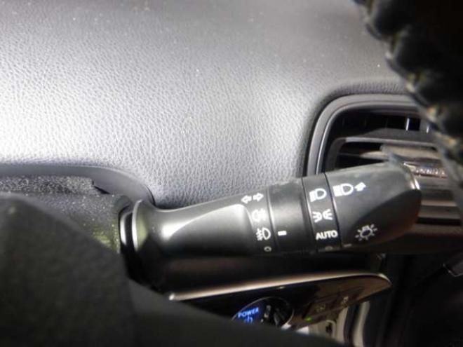 プリウス1.8 S セーフティ プラス E-Four 4WD　ナビ・TV・Bカメラ・B/T・LEDヘッドライト・ヘッドアップディスプレイ・ワイパーデアイサー・スマートキー・プッシュスタート・衝突軽減・寒冷地仕様・クリアランスソナー・ステアリングスイッチ・ビルトインETC 1800