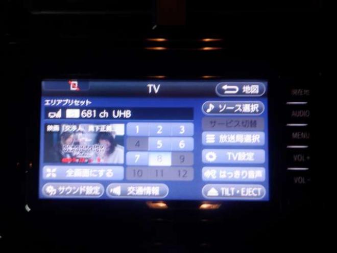 プリウス1.8 S セーフティ プラス E-Four 4WD　ナビ・TV・Bカメラ・B/T・LEDヘッドライト・ヘッドアップディスプレイ・ワイパーデアイサー・スマートキー・プッシュスタート・衝突軽減・寒冷地仕様・クリアランスソナー・ステアリングスイッチ・ビルトインETC 1800