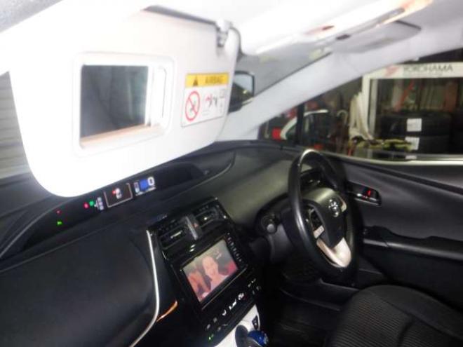 プリウス1.8 S セーフティ プラス E-Four 4WD　ナビ・TV・Bカメラ・B/T・LEDヘッドライト・ヘッドアップディスプレイ・ワイパーデアイサー・スマートキー・プッシュスタート・衝突軽減・寒冷地仕様・クリアランスソナー・ステアリングスイッチ・ビルトインETC 1800