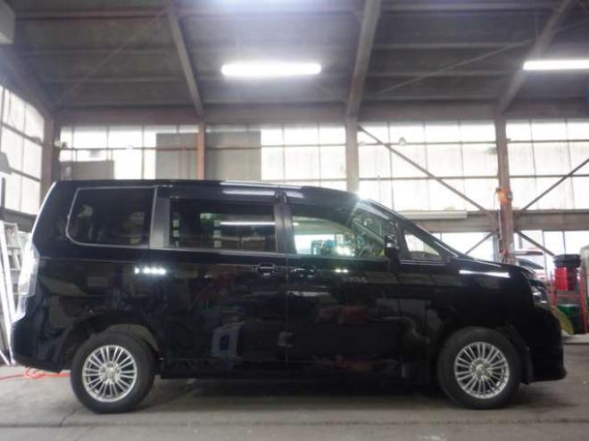 ヴォクシー2.0 X 4WD　ナビ・TV・バックカメラ・両側電動スライドドア・エンスタ・フリップダウンモニター・寒冷地仕様・ワイパーデアイサー・リアヒーター・フルフラットシート・3列シート・フォグランプ・オートエアコン・AUX 2000