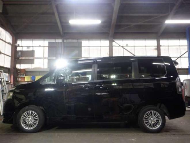 ヴォクシー2.0 X 4WD　ナビ・TV・バックカメラ・両側電動スライドドア・エンスタ・フリップダウンモニター・寒冷地仕様・ワイパーデアイサー・リアヒーター・フルフラットシート・3列シート・フォグランプ・オートエアコン・AUX 2000