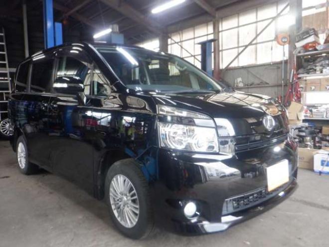 ヴォクシー2.0 X 4WD　ナビ・TV・バックカメラ・両側電動スライドドア・エンスタ・フリップダウンモニター・寒冷地仕様・ワイパーデアイサー・リアヒーター・フルフラットシート・3列シート・フォグランプ・オートエアコン・AUX 2000