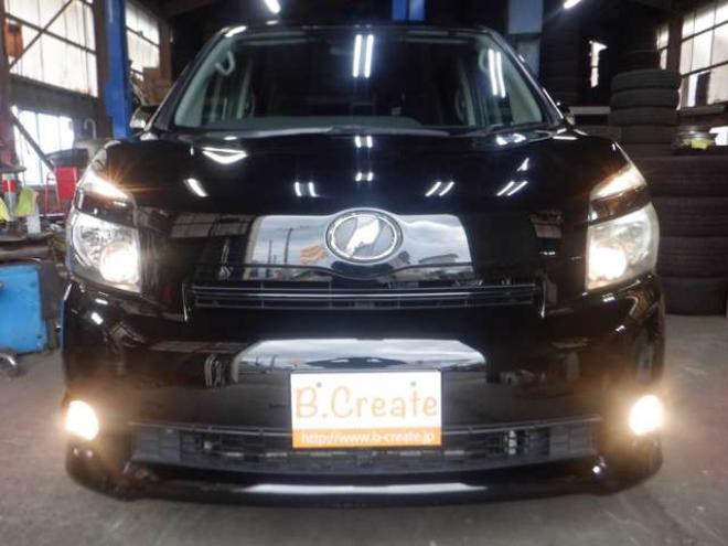 ヴォクシー2.0 X 4WD　ナビ・TV・バックカメラ・両側電動スライドドア・エンスタ・フリップダウンモニター・寒冷地仕様・ワイパーデアイサー・リアヒーター・フルフラットシート・3列シート・フォグランプ・オートエアコン・AUX 2000