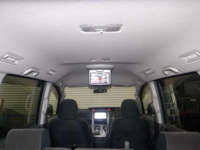 ヴォクシー2.0 X 4WD　ナビ・TV・バックカメラ・両側電動スライドドア・エンスタ・フリップダウンモニター・寒冷地仕様・ワイパーデアイサー・リアヒーター・フルフラットシート・3列シート・フォグランプ・オートエアコン・AUX 2000