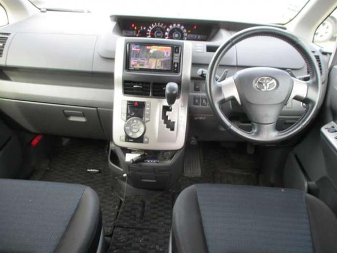 ヴォクシー2.0 ZS 4WD　ナビ・TV・両側パワースライドドア・スマートキー 2000