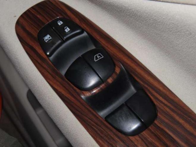 セレナ2.0 20G アドバンストセーフティ パッケージ 4WD　防錆塗装4WDTVナビBカメ後席モニタETC積込タイヤ 2000