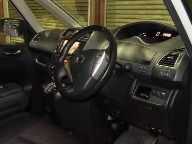 セレナ2.0 ハイウェイスター Vセレクション 4WD　4WDTVナビBカメエンスタ 2000