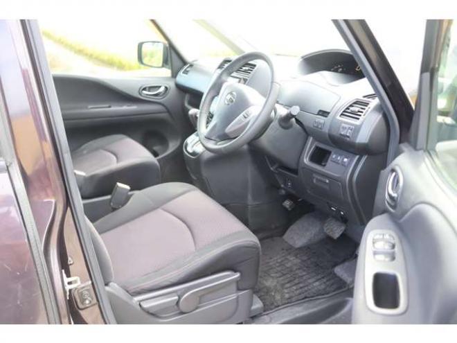 セレナ2.0 ハイウェイスター Vセレクション 4WD　検二年　バックカメラ　自社　ローンカノウ 2000