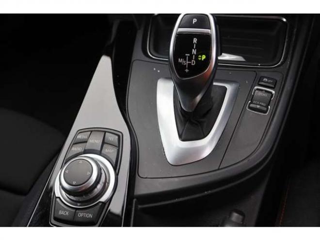 BMW3シリーズツーリング 320i xドライブ 4WD　検二年　バックモニター　パドルシフト　ETC　パワーバックドア 正規輸入車 2000
