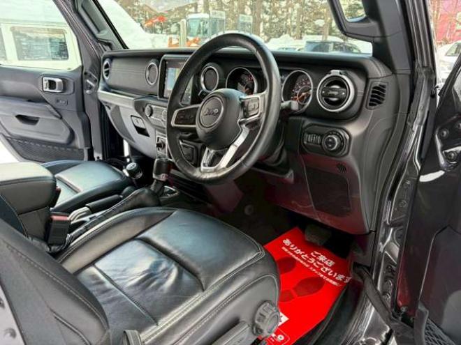 ラングラーアンリミテッド サハラ 3.6L 4WD　グラナイトグレー　エアコン　クルコン　パワステ　パワーウィンドウ　フロントカメラ　バックカメラ　キーレスエントリー　アルミホイール　ABS　横滑り防止装置　盗難防止装置　フルセグTV 正規輸入車 3600