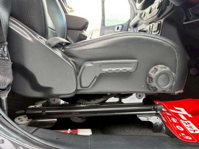 ラングラーアンリミテッド サハラ 3.6L 4WD　グラナイトグレー　エアコン　クルコン　パワステ　パワーウィンドウ　フロントカメラ　バックカメラ　キーレスエントリー　アルミホイール　ABS　横滑り防止装置　盗難防止装置　フルセグTV 正規輸入車 3600