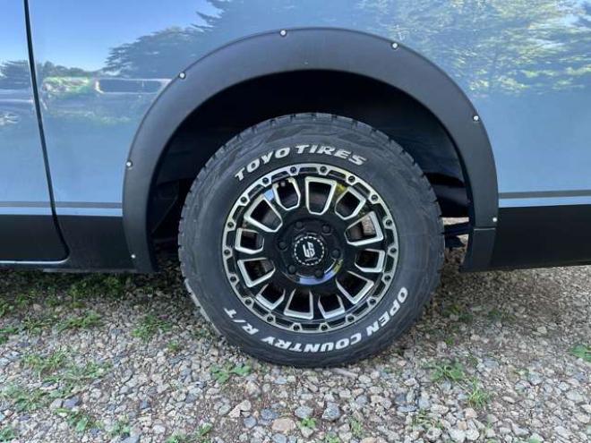 キャラバンNV350 2.5 プレミアムGX ロングボディ ディーゼルターボ 4WD　ABS　衝突軽減ブレーキ　横滑防止装置　盗難防止装置　エアコン　パワステ　パワーウィンドウ　キーレス　片側スライドドア　フォグランプ　ETC　エアバッグ　オリジナル全塗装アンビルグレー　フロントグリル 2500