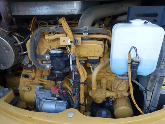 バックホーCAT　304E2CR　バケット容量0.18m3