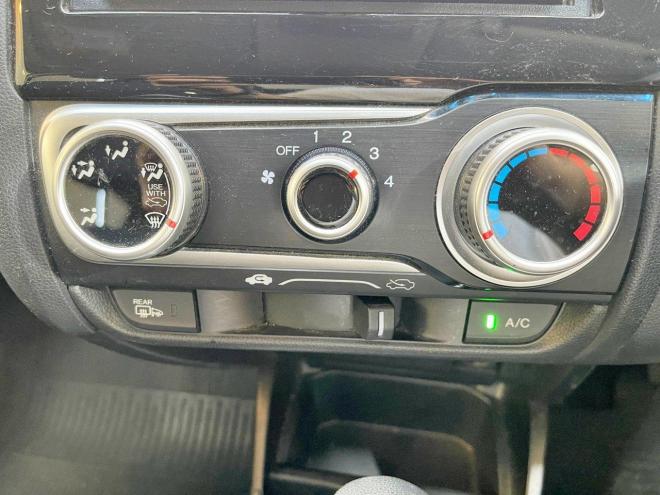 フィット13G・Fパッケージ 4WD 5年保証 自社認証工場 車検整備2年付 夏冬タイヤ 寒冷地仕様 禁煙 4WD 1300