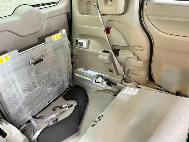 N-BOX+Ｇ・Ｌパッケージ 4WD 5年保証 自社認証工場 車検整備2年付 スマキー ナビ 福祉車両 車椅子 修復歴無 寒冷地仕様 禁煙 4WD 660
