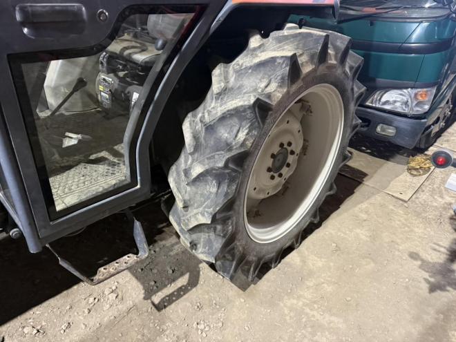 トラクタークボタ GL600 60馬力 管理用トラクター キャビン付き