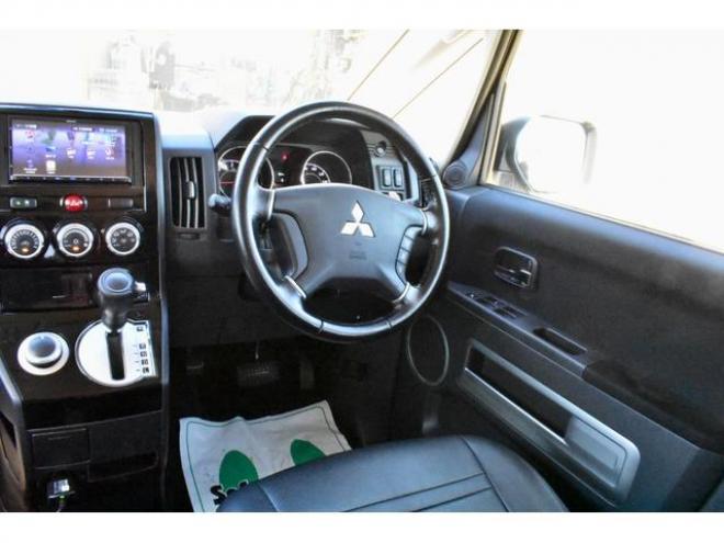 デリカＤ：５ Ｄ パワーパッケージ ４ＷＤ Ｆグリルラプターペイント 新品タイヤ／アルミ 新品フロントガード シートカバー ステップ付 社外ナビ／ＴＶ／バックカメラ マッドフラップ（北海道） 4WD 2200(D) 5Dr