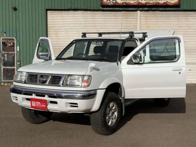 ダットサン2.4 AXリミテッド ダブルキャブ 4WD　ハードトノカバー　車検9年6　オートマ 2400