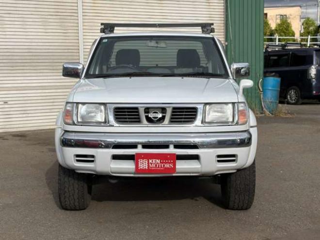 ダットサン2.4 AXリミテッド ダブルキャブ 4WD　ハードトノカバー　車検9年6　オートマ 2400