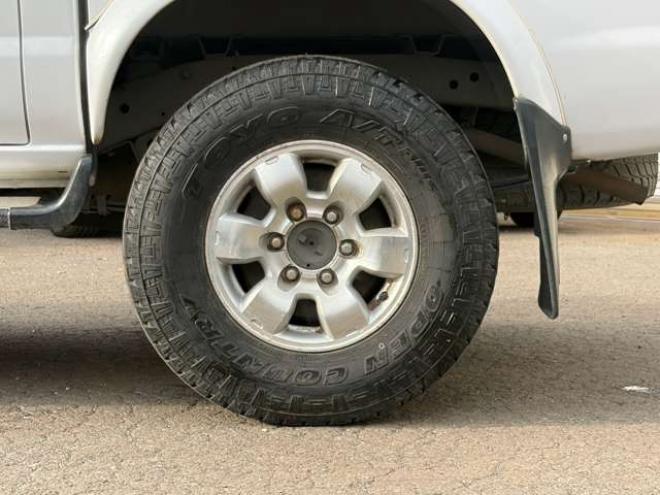 ダットサン2.4 AXリミテッド ダブルキャブ 4WD　ハードトノカバー　車検9年6　オートマ 2400