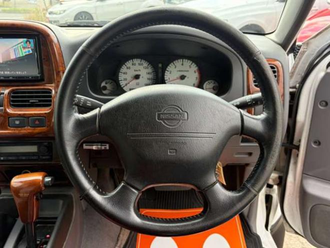 ダットサン2.4 AXリミテッド ダブルキャブ 4WD　ハードトノカバー　車検9年6　オートマ 2400