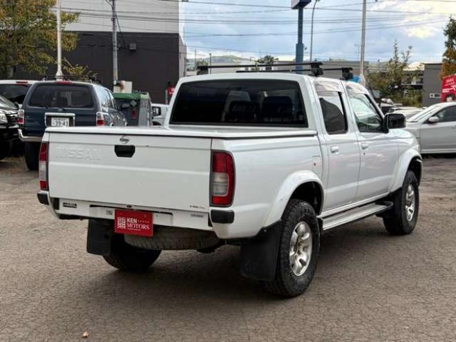 ダットサン2.4 AXリミテッド ダブルキャブ 4WD　ハードトノカバー　車検9年6　オートマ 2400