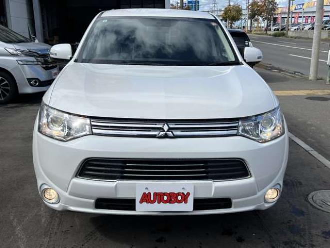 アウトランダーPHEV2.0 G プレミアムパッケージ 4WD　本革シート　ロックフォードプレミアムサウンドシステム　純正ナビ　フルセグTV　バックカメラ　クルーズコントロール　パドルシフト　衝突軽減システム　車線逸脱　AC100V　パワーバックドア　パワーシート 2000
