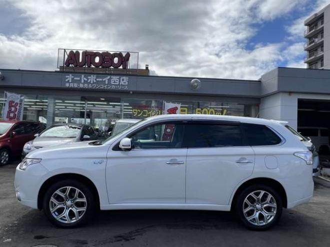 アウトランダーPHEV2.0 G プレミアムパッケージ 4WD　本革シート　ロックフォードプレミアムサウンドシステム　純正ナビ　フルセグTV　バックカメラ　クルーズコントロール　パドルシフト　衝突軽減システム　車線逸脱　AC100V　パワーバックドア　パワーシート 2000