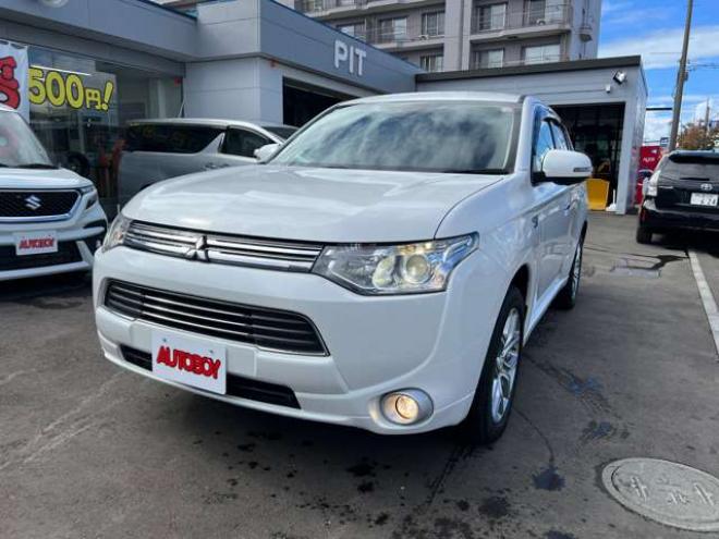 アウトランダーPHEV2.0 G プレミアムパッケージ 4WD　本革シート　ロックフォードプレミアムサウンドシステム　純正ナビ　フルセグTV　バックカメラ　クルーズコントロール　パドルシフト　衝突軽減システム　車線逸脱　AC100V　パワーバックドア　パワーシート 2000