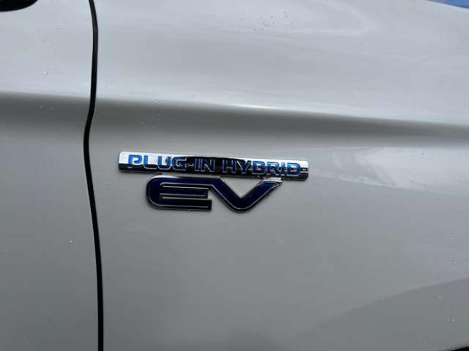 アウトランダーPHEV2.0 G プレミアムパッケージ 4WD　本革シート　ロックフォードプレミアムサウンドシステム　純正ナビ　フルセグTV　バックカメラ　クルーズコントロール　パドルシフト　衝突軽減システム　車線逸脱　AC100V　パワーバックドア　パワーシート 2000