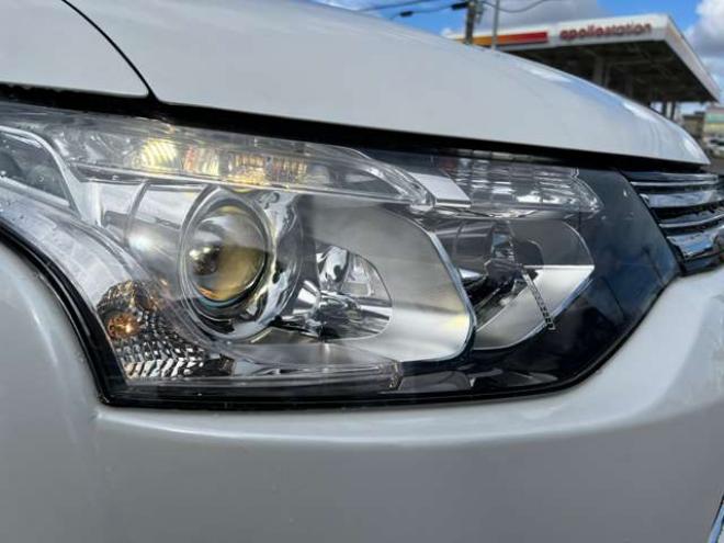 アウトランダーPHEV2.0 G プレミアムパッケージ 4WD　本革シート　ロックフォードプレミアムサウンドシステム　純正ナビ　フルセグTV　バックカメラ　クルーズコントロール　パドルシフト　衝突軽減システム　車線逸脱　AC100V　パワーバックドア　パワーシート 2000