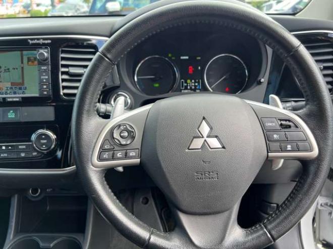 アウトランダーPHEV2.0 G プレミアムパッケージ 4WD　本革シート　ロックフォードプレミアムサウンドシステム　純正ナビ　フルセグTV　バックカメラ　クルーズコントロール　パドルシフト　衝突軽減システム　車線逸脱　AC100V　パワーバックドア　パワーシート 2000