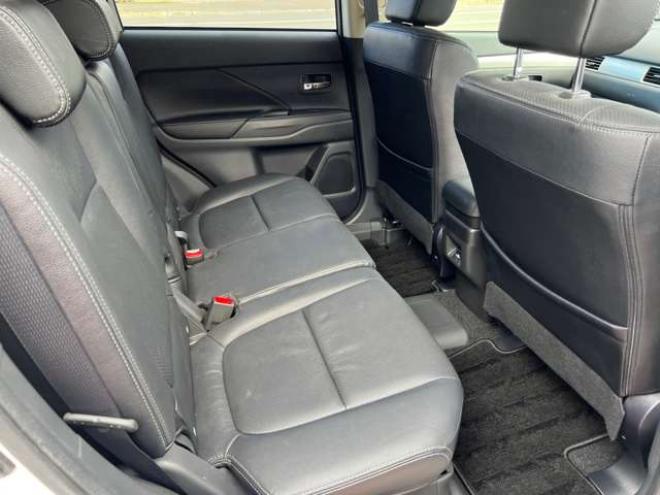 アウトランダーPHEV2.0 G プレミアムパッケージ 4WD　本革シート　ロックフォードプレミアムサウンドシステム　純正ナビ　フルセグTV　バックカメラ　クルーズコントロール　パドルシフト　衝突軽減システム　車線逸脱　AC100V　パワーバックドア　パワーシート 2000