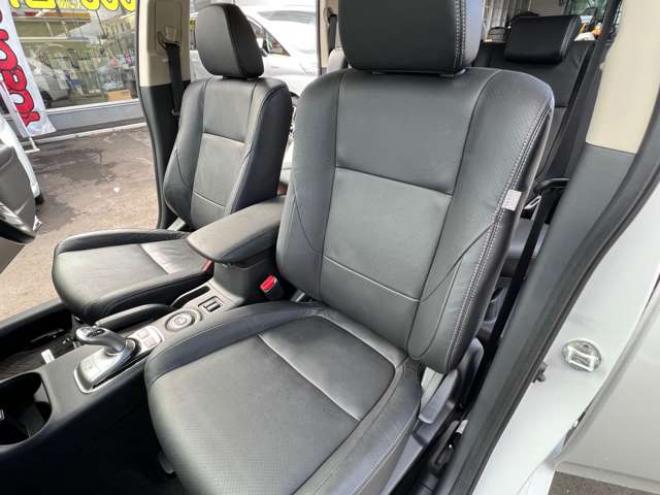 アウトランダーPHEV2.0 G プレミアムパッケージ 4WD　本革シート　ロックフォードプレミアムサウンドシステム　純正ナビ　フルセグTV　バックカメラ　クルーズコントロール　パドルシフト　衝突軽減システム　車線逸脱　AC100V　パワーバックドア　パワーシート 2000