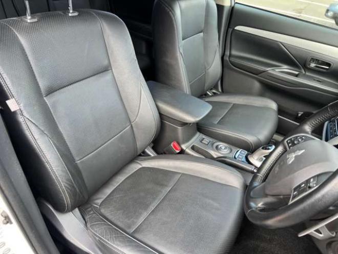 アウトランダーPHEV2.0 G プレミアムパッケージ 4WD　本革シート　ロックフォードプレミアムサウンドシステム　純正ナビ　フルセグTV　バックカメラ　クルーズコントロール　パドルシフト　衝突軽減システム　車線逸脱　AC100V　パワーバックドア　パワーシート 2000