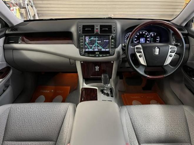クラウンロイヤルサルーン　ｉ－Ｆｏｕｒ　本州仕入　後期型　禁煙車　社外１７インチＡＷ　純正１６ＡＷ＋スタッドレスタイヤ付　純正ＨＤＤナビ　フルセグ地デジ　ＤＶＤ再生　Ｂｌｕｅｔｏｏｔｈオーディオ　Ｍサーバー　クルーズコントロール　ＥＴＣ 4WD 3000 4Dr