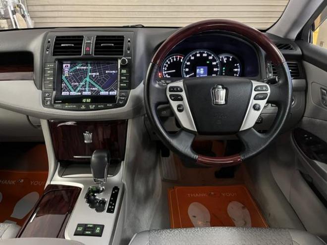 クラウンロイヤルサルーン　ｉ－Ｆｏｕｒ　本州仕入　後期型　禁煙車　社外１７インチＡＷ　純正１６ＡＷ＋スタッドレスタイヤ付　純正ＨＤＤナビ　フルセグ地デジ　ＤＶＤ再生　Ｂｌｕｅｔｏｏｔｈオーディオ　Ｍサーバー　クルーズコントロール　ＥＴＣ 4WD 3000 4Dr