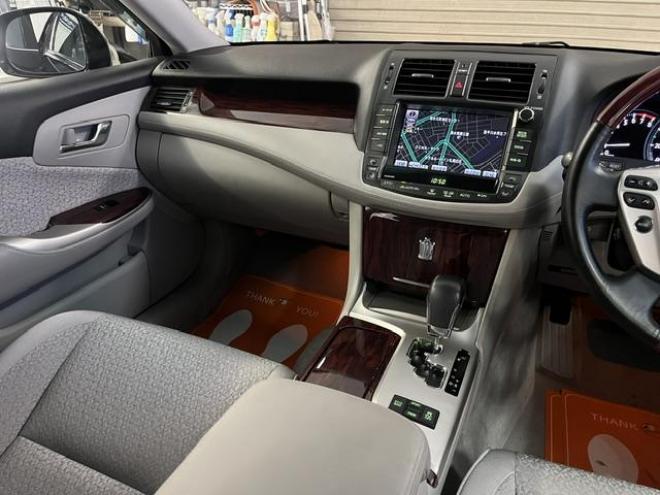 クラウンロイヤルサルーン　ｉ－Ｆｏｕｒ　本州仕入　後期型　禁煙車　社外１７インチＡＷ　純正１６ＡＷ＋スタッドレスタイヤ付　純正ＨＤＤナビ　フルセグ地デジ　ＤＶＤ再生　Ｂｌｕｅｔｏｏｔｈオーディオ　Ｍサーバー　クルーズコントロール　ＥＴＣ 4WD 3000 4Dr