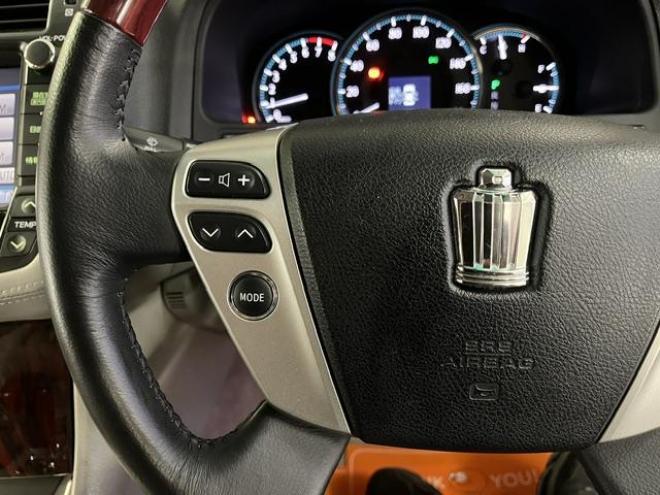 クラウンロイヤルサルーン　ｉ－Ｆｏｕｒ　本州仕入　後期型　禁煙車　社外１７インチＡＷ　純正１６ＡＷ＋スタッドレスタイヤ付　純正ＨＤＤナビ　フルセグ地デジ　ＤＶＤ再生　Ｂｌｕｅｔｏｏｔｈオーディオ　Ｍサーバー　クルーズコントロール　ＥＴＣ 4WD 3000 4Dr
