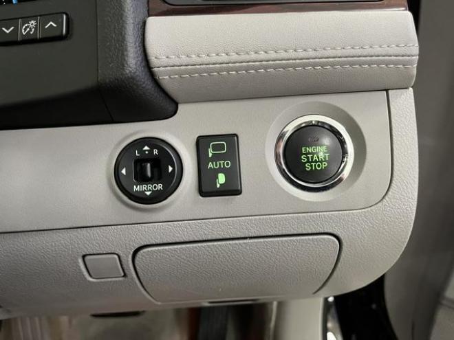 クラウンロイヤルサルーン　ｉ－Ｆｏｕｒ　本州仕入　後期型　禁煙車　社外１７インチＡＷ　純正１６ＡＷ＋スタッドレスタイヤ付　純正ＨＤＤナビ　フルセグ地デジ　ＤＶＤ再生　Ｂｌｕｅｔｏｏｔｈオーディオ　Ｍサーバー　クルーズコントロール　ＥＴＣ 4WD 3000 4Dr