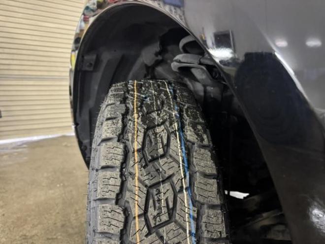 デリカＤ：５　Ｇパッケージ　寒冷地仕様　禁煙車　エクストリーム１６インチＡＷ＋新品ＴＯＹＯホワイトレター　純正１８ＡＷ＋スタッドレスタイヤ付　カロッツェリアナビ　地デジ　ＤＶＤ再生　バックカメラ　クルーズコントロール　ＥＴＣ 4WD 2400 5Dr