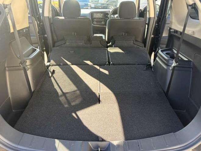 アウトランダー2.4 24G ナビパッケージ 4WD　パワーバックドア/エンスタ/バックカメラ/レーンキープ/プッシュスタート/ETC 2400