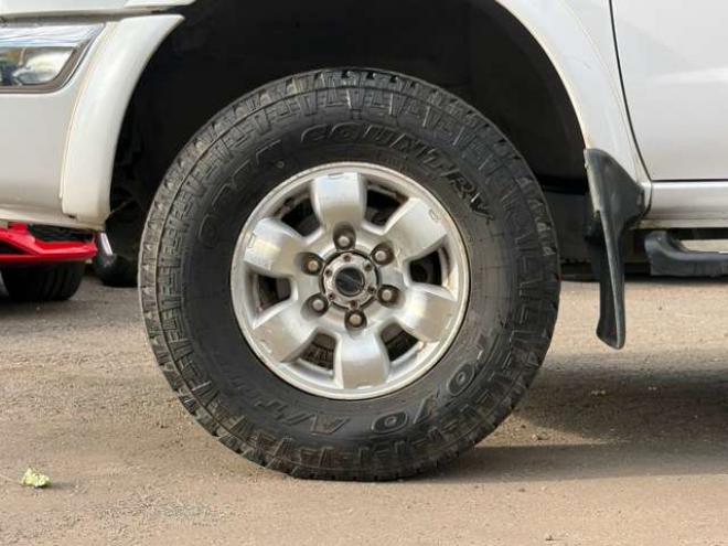 ダットサン2.4 AXリミテッド ダブルキャブ 4WD　ハードトノカバー　車検9年6　オートマ 2400