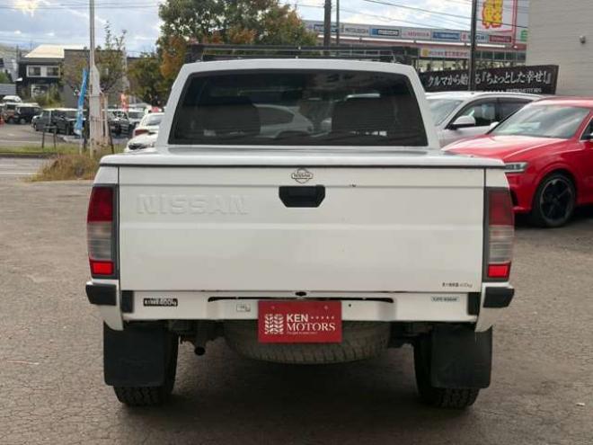 ダットサン2.4 AXリミテッド ダブルキャブ 4WD　ハードトノカバー　車検9年6　オートマ 2400