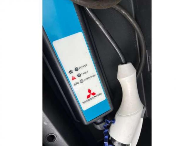 アウトランダーPHEV2.0 G プレミアムパッケージ 4WD　本革シート　ロックフォードプレミアムサウンドシステム　純正ナビ　フルセグTV　バックカメラ　クルーズコントロール　パドルシフト　衝突軽減システム　車線逸脱　AC100V　パワーバックドア　パワーシート 2000